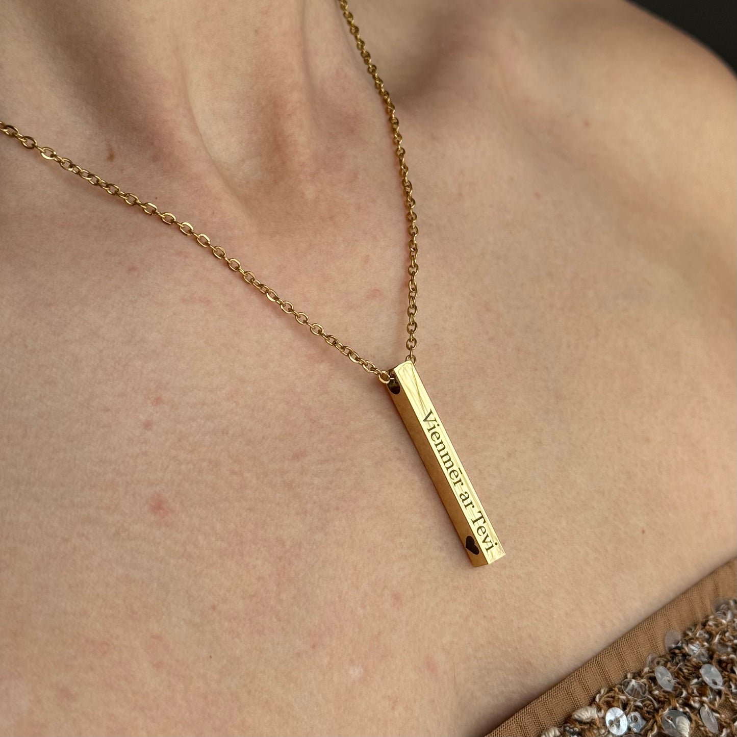 Sieviešu kaklarota ar apzeltītu taisnstūra kulonu zelta krāsā