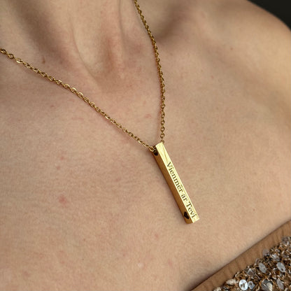 Sieviešu kaklarota ar apzeltītu taisnstūra kulonu zelta krāsā