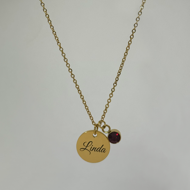 Sieviešu kaklarota ar sarkanu kristālu un vārda gravējumu
