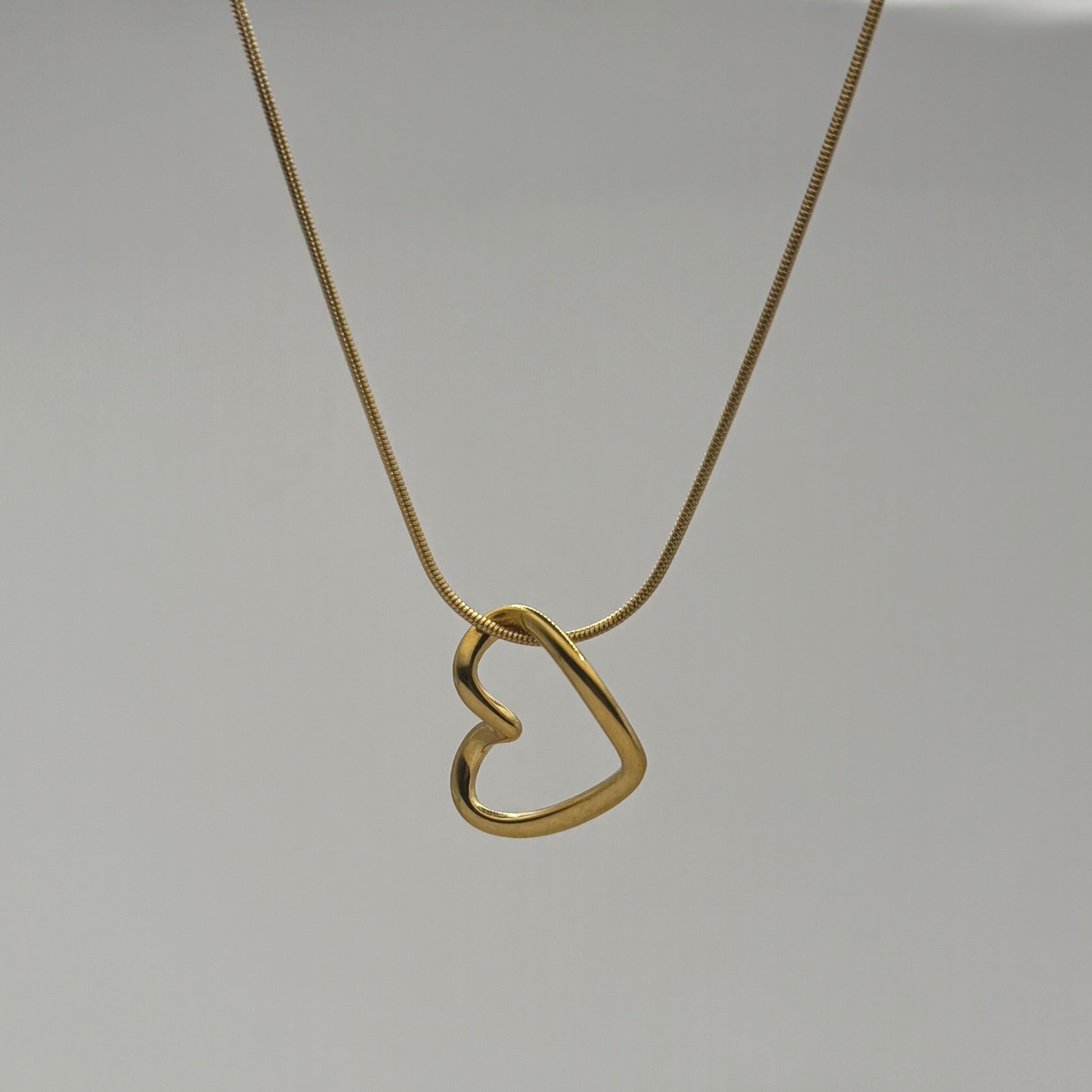 Apzeltīta kaklarota ar sirds kulonu