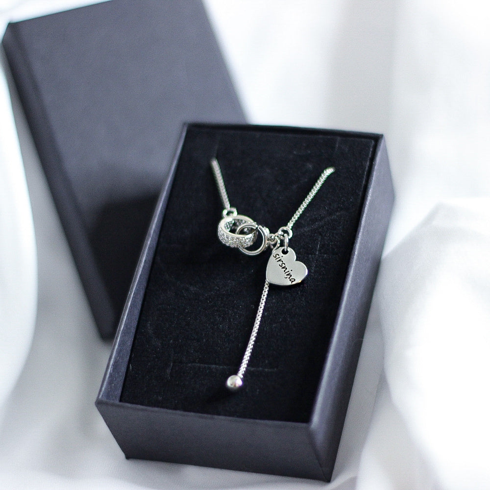 Sudraba krāsas sieviešu kaklarota AMOR ar smalku ķēdīti, gravējumu un dāvanu kastīti