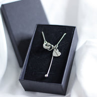 Sudraba krāsas sieviešu kaklarota AMOR ar smalku ķēdīti, gravējumu un dāvanu kastīti