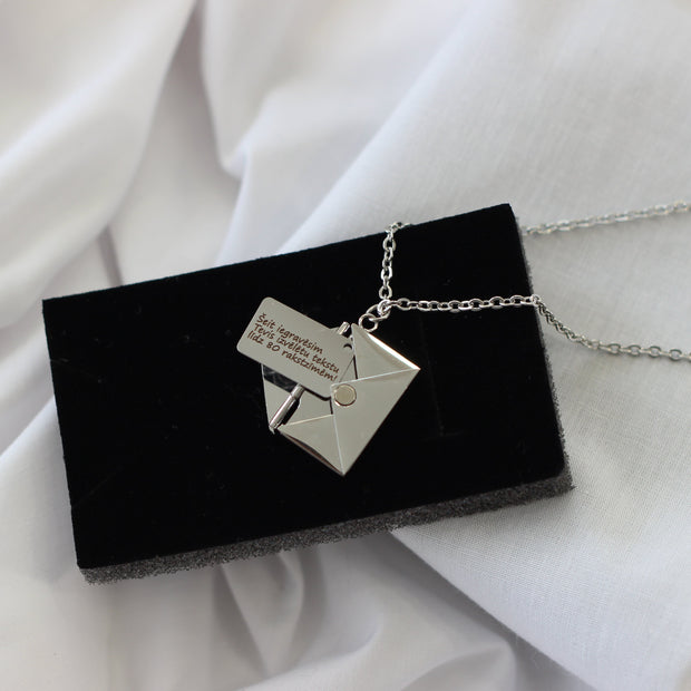 Sudraba krāsas kaklarota ar vēstules kuloniņu un Jūsu personalizētu tekstu uz plāksnītes