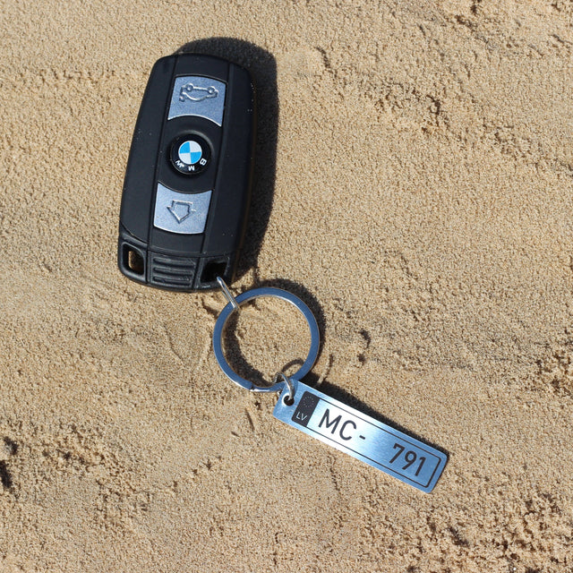 Personalizēts valsts numura zīmes atslēgu piekariņš sudraba krāsā ar BMW atslēgām.  Bez papildus medaljona.