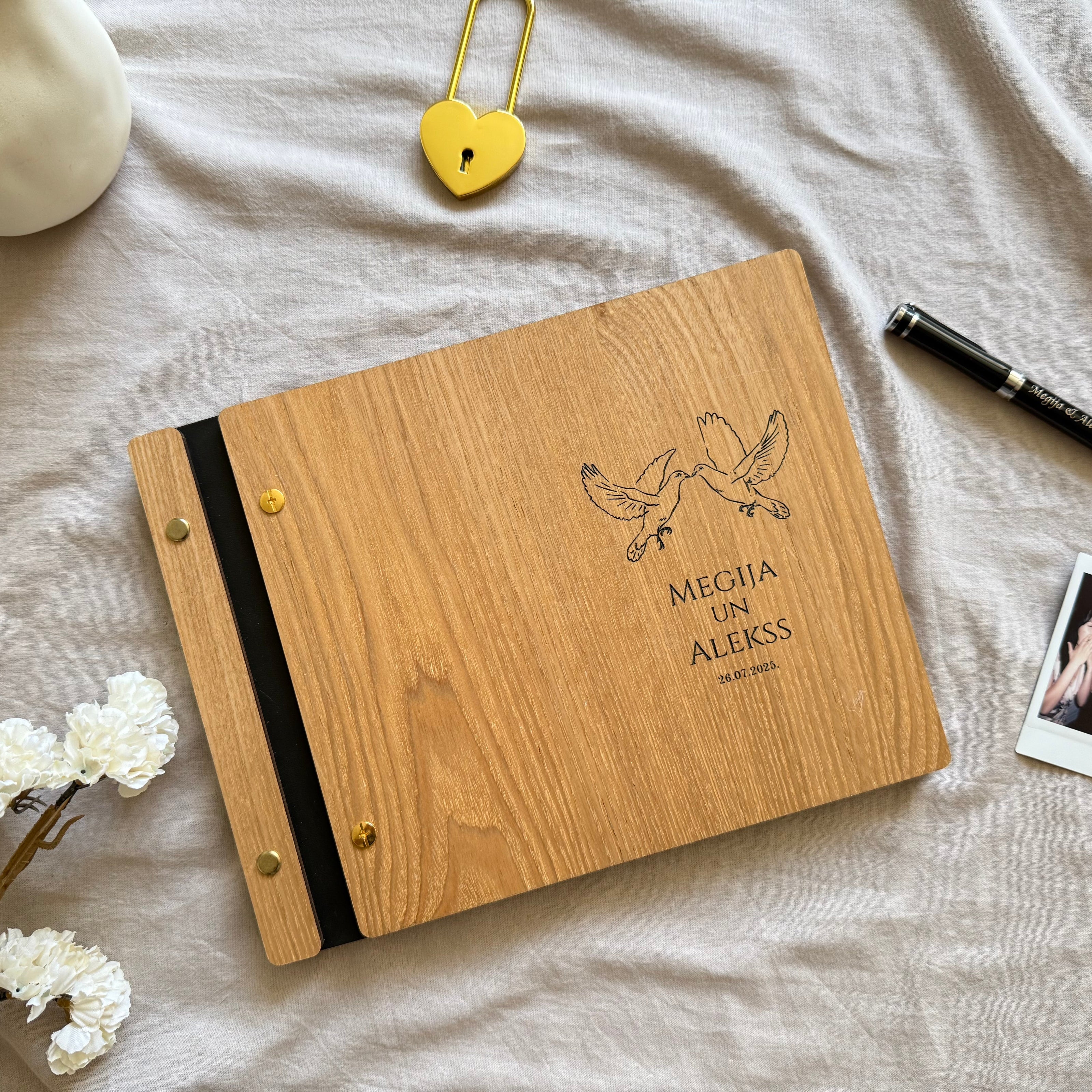 Personalizēta viesu grāmata kāzām gaišos cietajos koka vākos