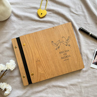 Personalizēta viesu grāmata kāzām gaišos cietajos koka vākos