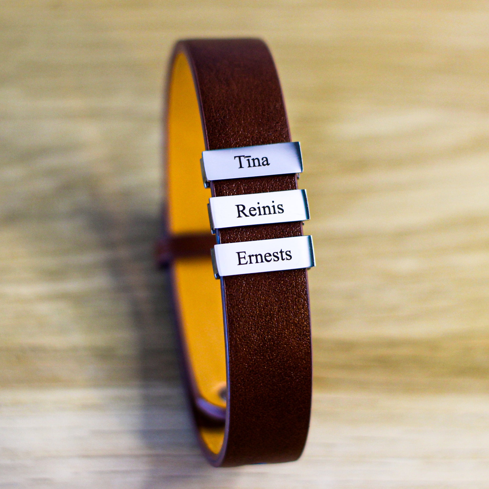Vīriešu ādas imitācijas aproce ar personalizētiem gravējumiem