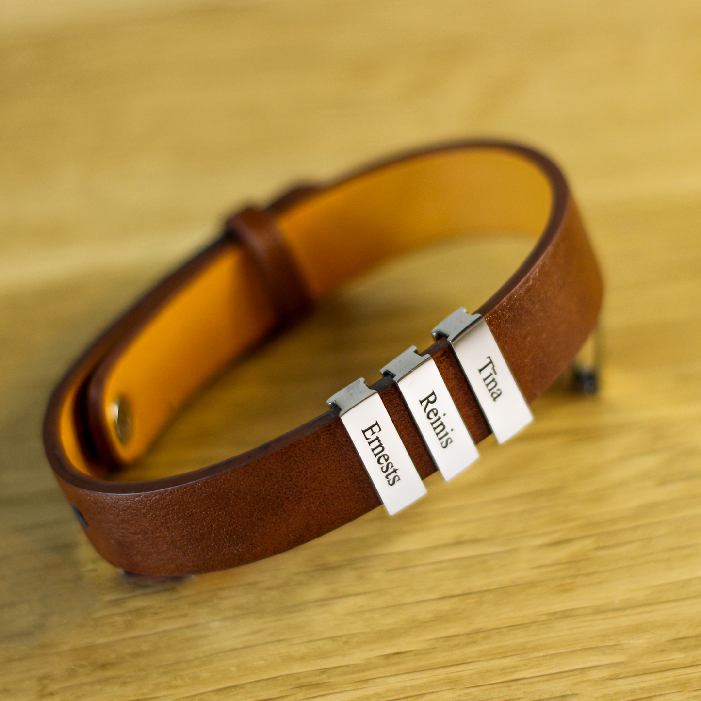 Vīriešu ādas imitācijas aproce ar personalizētiem gravējumiem