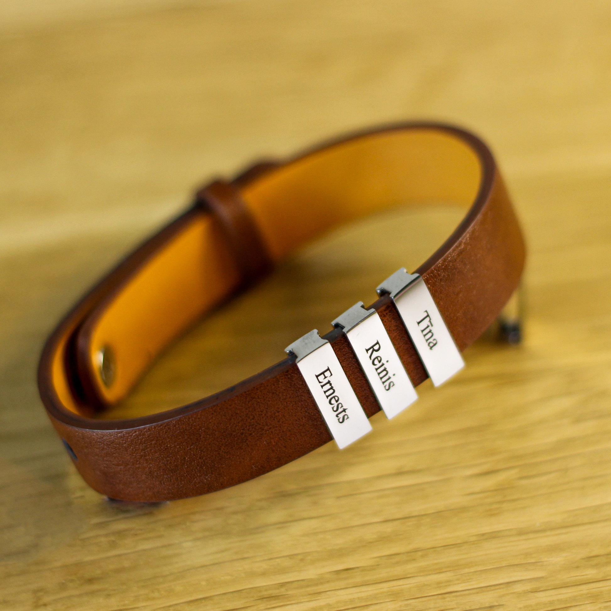 Vīriešu ādas imitācijas aproce ar personalizētiem gravējumiem