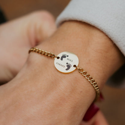 Vīriešu rokassprādze zelta krāsā ar bērnu iniciāļiem