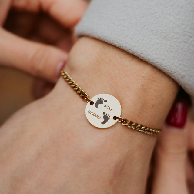 Vīriešu rokassprādze zelta krāsā ar bērnu vārdiem