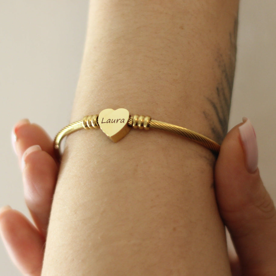Zelta pielāgojama rokassprādze ar sirds formas medaljonu un Jūsu personalizētu gravējumu