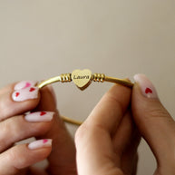 Zelta pielāgojama rokassprādze ar sirds formas medaljonu un Jūsu personalizētu gravējumu