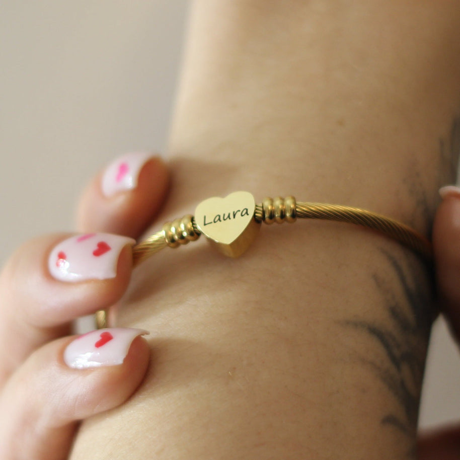 Zelta pielāgojama rokassprādze ar sirds formas medaljonu un Jūsu personalizētu gravējumu