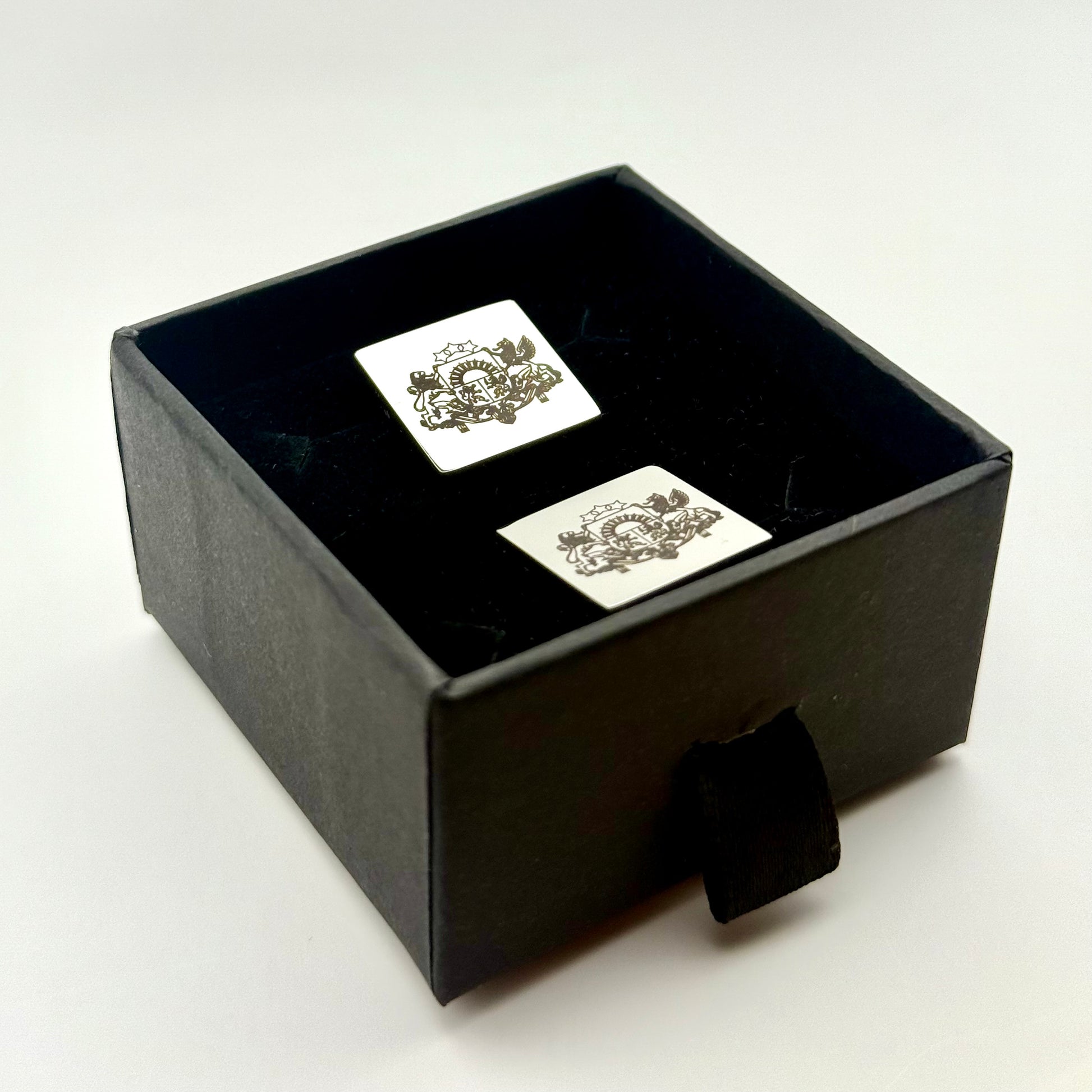 Vīriešu aproču pogas ar individuālu gravējumu – elegants dizains