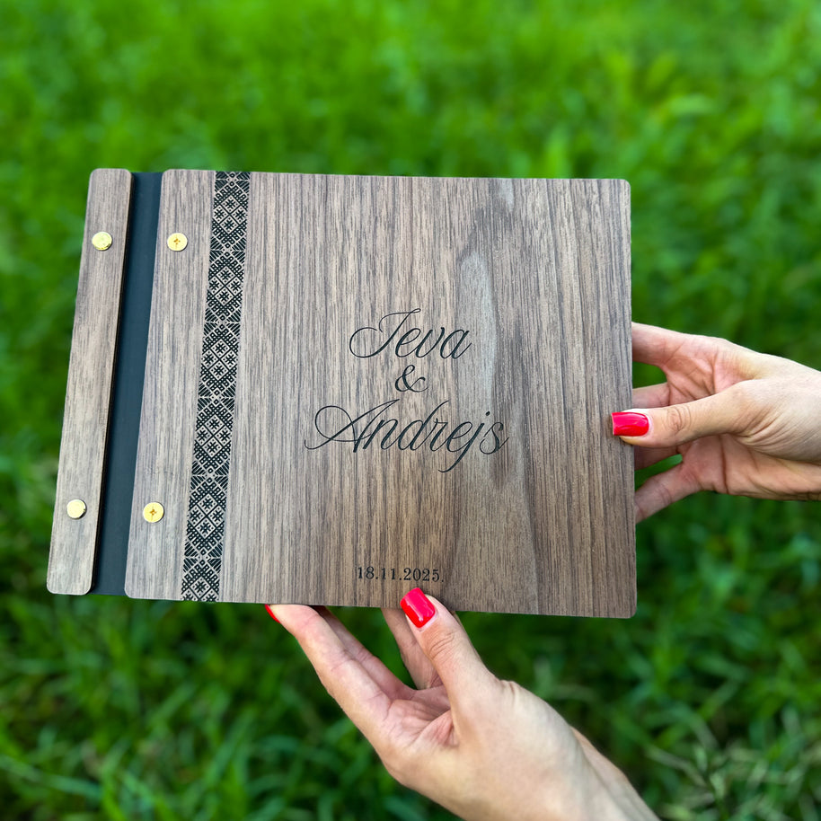 Personalizēta atsauksmju grāmata koka vākos. 