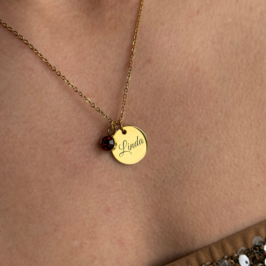 Piemērota dāvana Valentīndienā - Sieviešu kaklarota ar sarkanu kristālu un vārda gravējumu