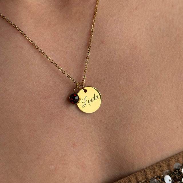 Piemērota dāvana Valentīndienā - Sieviešu kaklarota ar sarkanu kristālu un vārda gravējumu