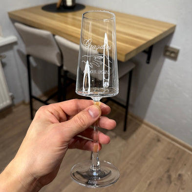 Gravēta šampanieša glāze jaunajam pārim