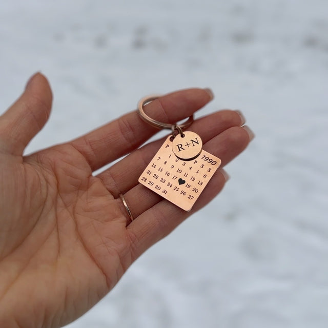 Dāvana sievietei - Atslēgu piekariņš ar kalendāra gravējumu rozā zelta krāsā