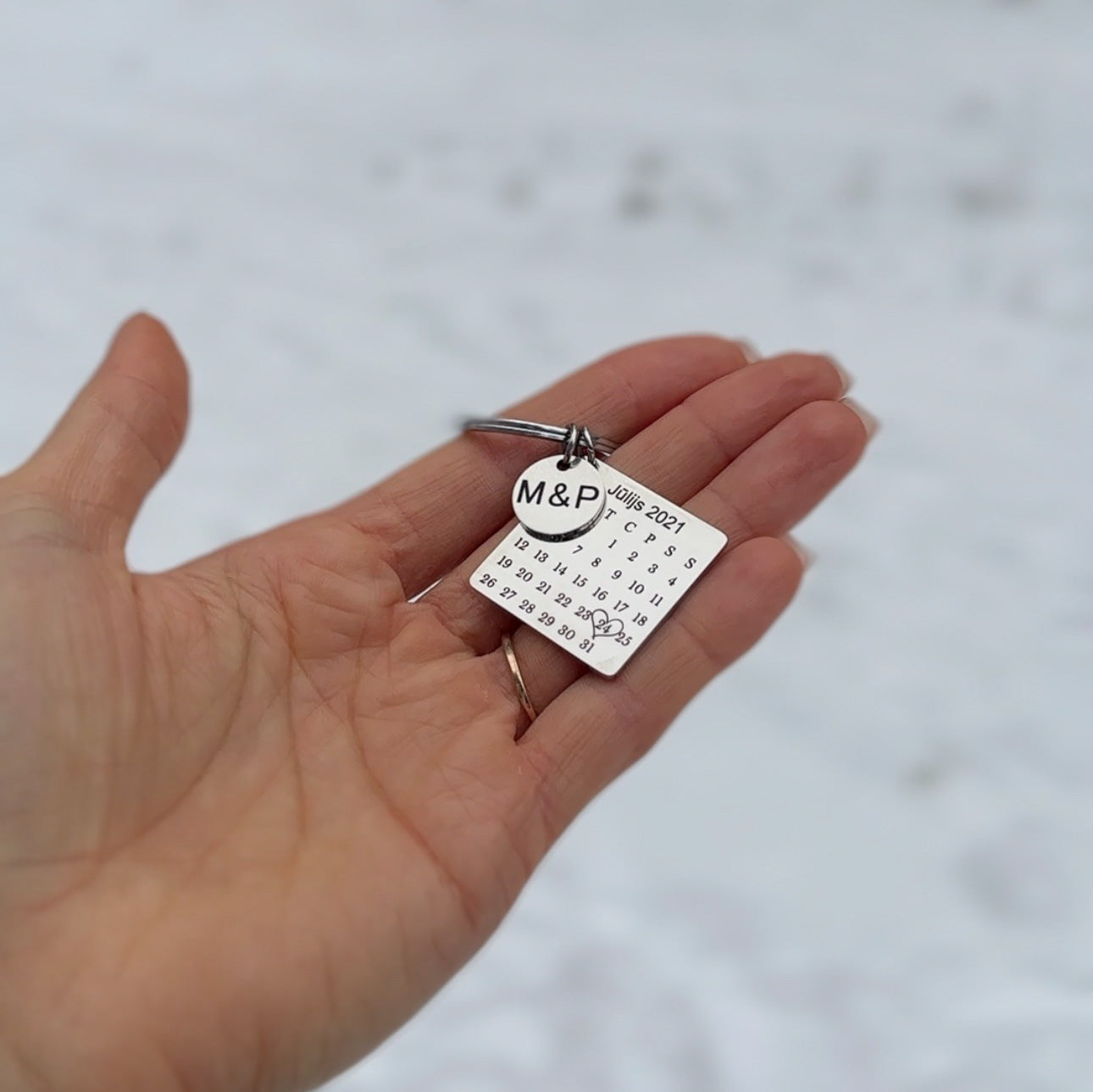 Dāvana vītietim - kalendāra gravējuma atslēgu piekariņš sudraba krāsā