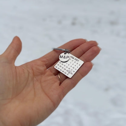 Dāvana vītietim - kalendāra gravējuma atslēgu piekariņš sudraba krāsā