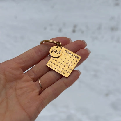Dāvana otrajai pusītei - Kalendāra gravējuma personalizēts atslēgu piekariņš zelta krāsā