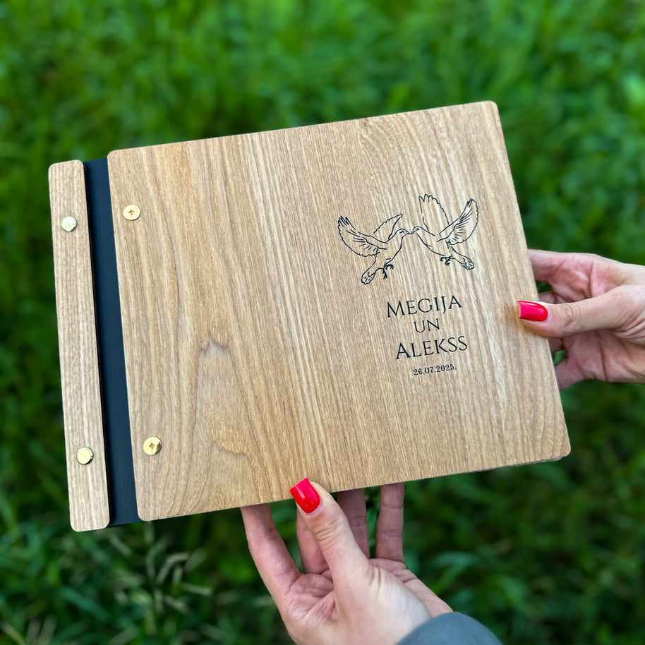 Personalizēta viesu grāmata kāzām cietajos koka vākos. 