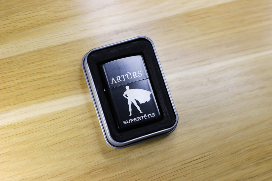 Personalizētas šķiltavas melnā krāsā ar gravējumu