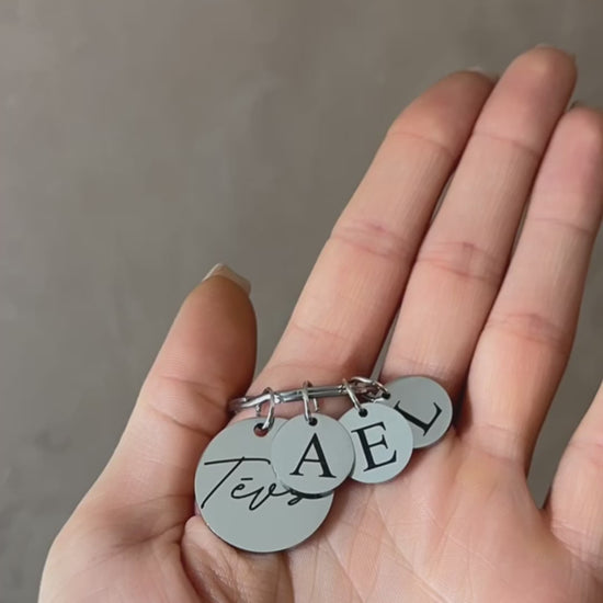Dāvana vecākiem - atslēgu piekariņš ar personalizētiem gravējumiem.