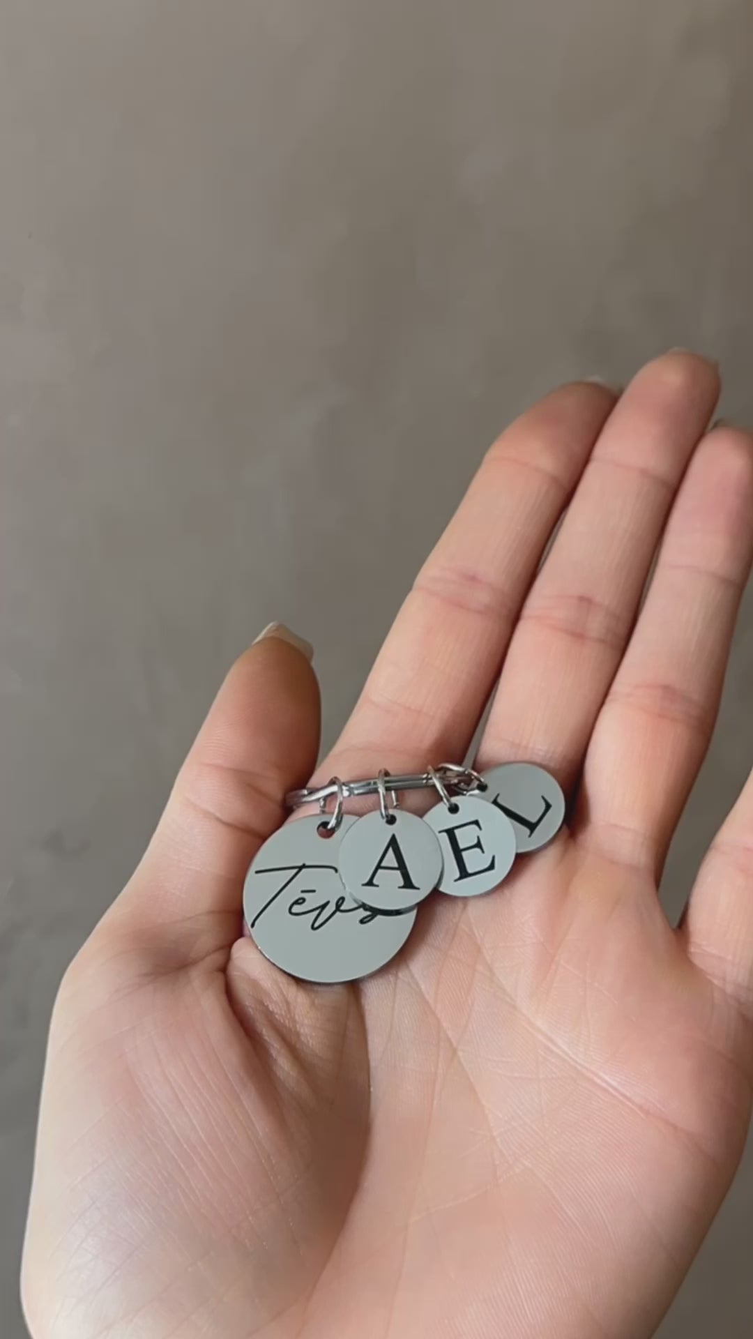 Dāvana vecākiem - atslēgu piekariņš ar personalizētiem gravējumiem.