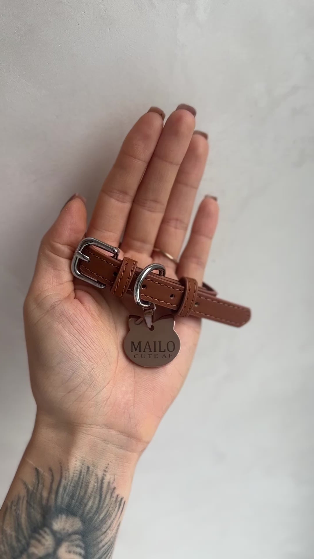 Kaķa ID piekariņš / tags kaķiem rozā zelta krāsā ar kaklasiksniņu. "CUTE AF" gravējums
