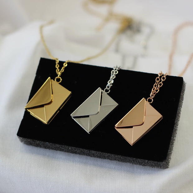 Smalka ķēdīte ar vēstules formas kulonu un Jūsu iegravētu tekstu