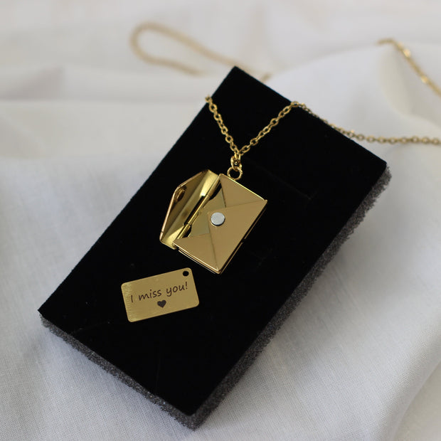 Zelta krāsas kaklarota ar vēstules kuloniņu un personalizējamu plāksnīti