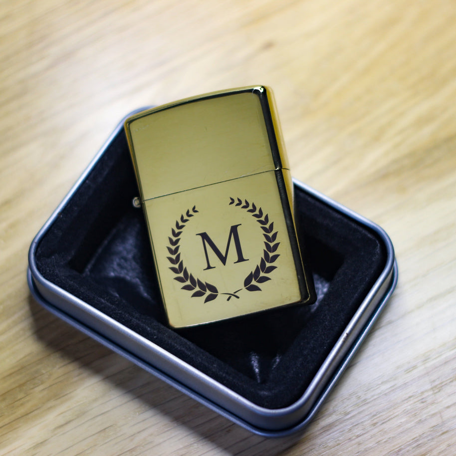 Personalizētas šķiltavas zelta krāsā ar gravējumu