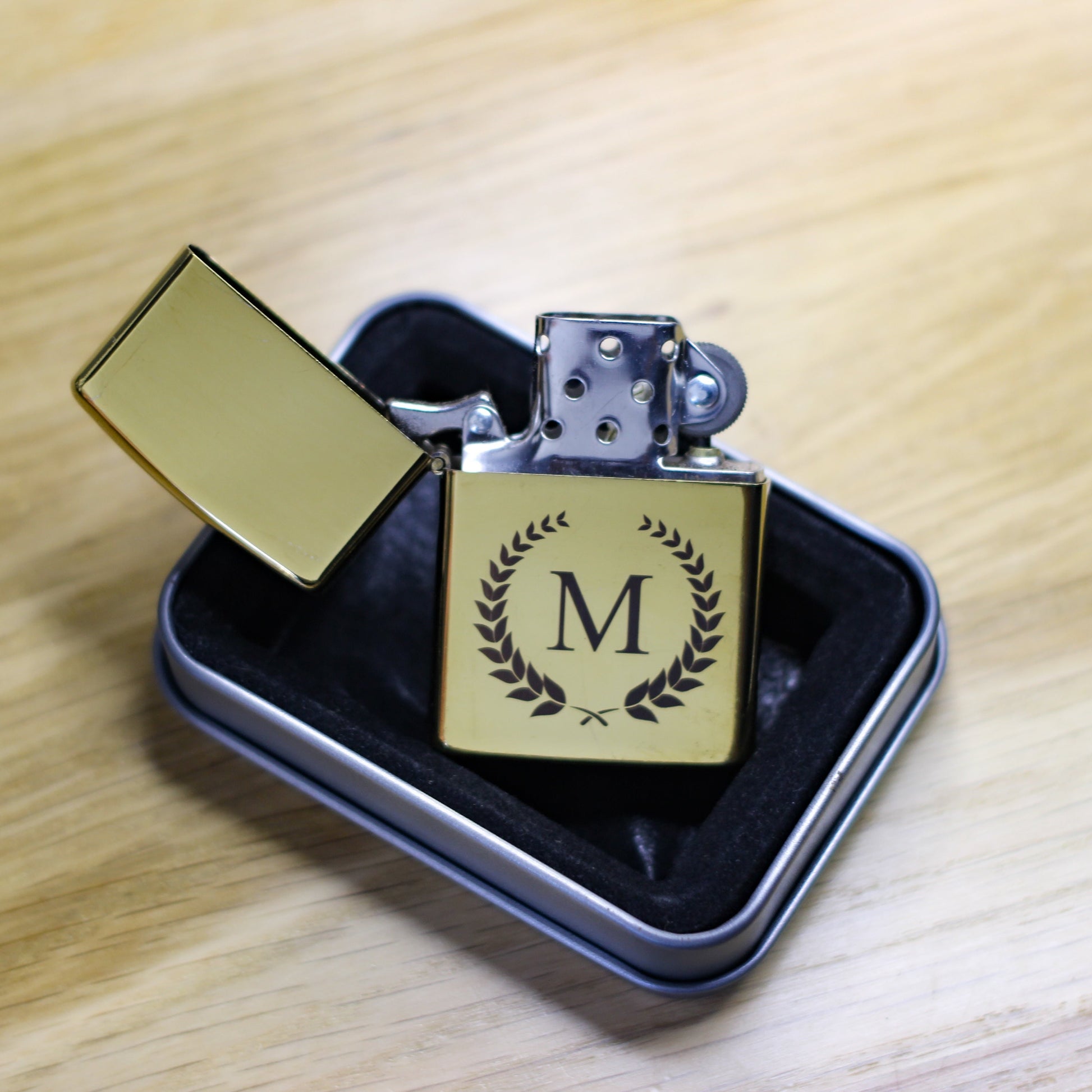 Personalizētas šķiltavas zelta krāsā ar gravējumu