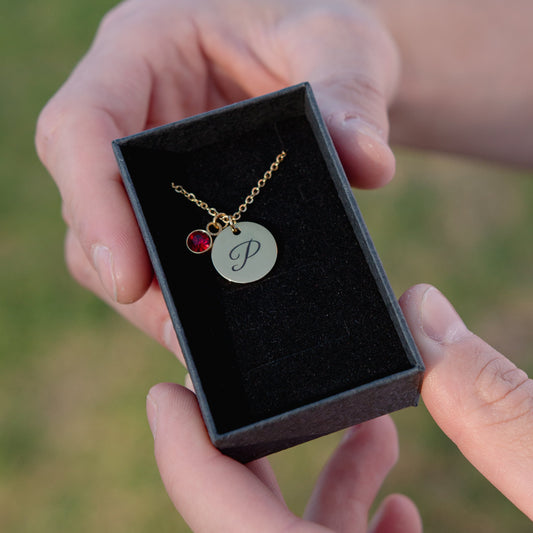 Sieviešu kaklarota ar sarkanu kristālu un personalizētu burtu