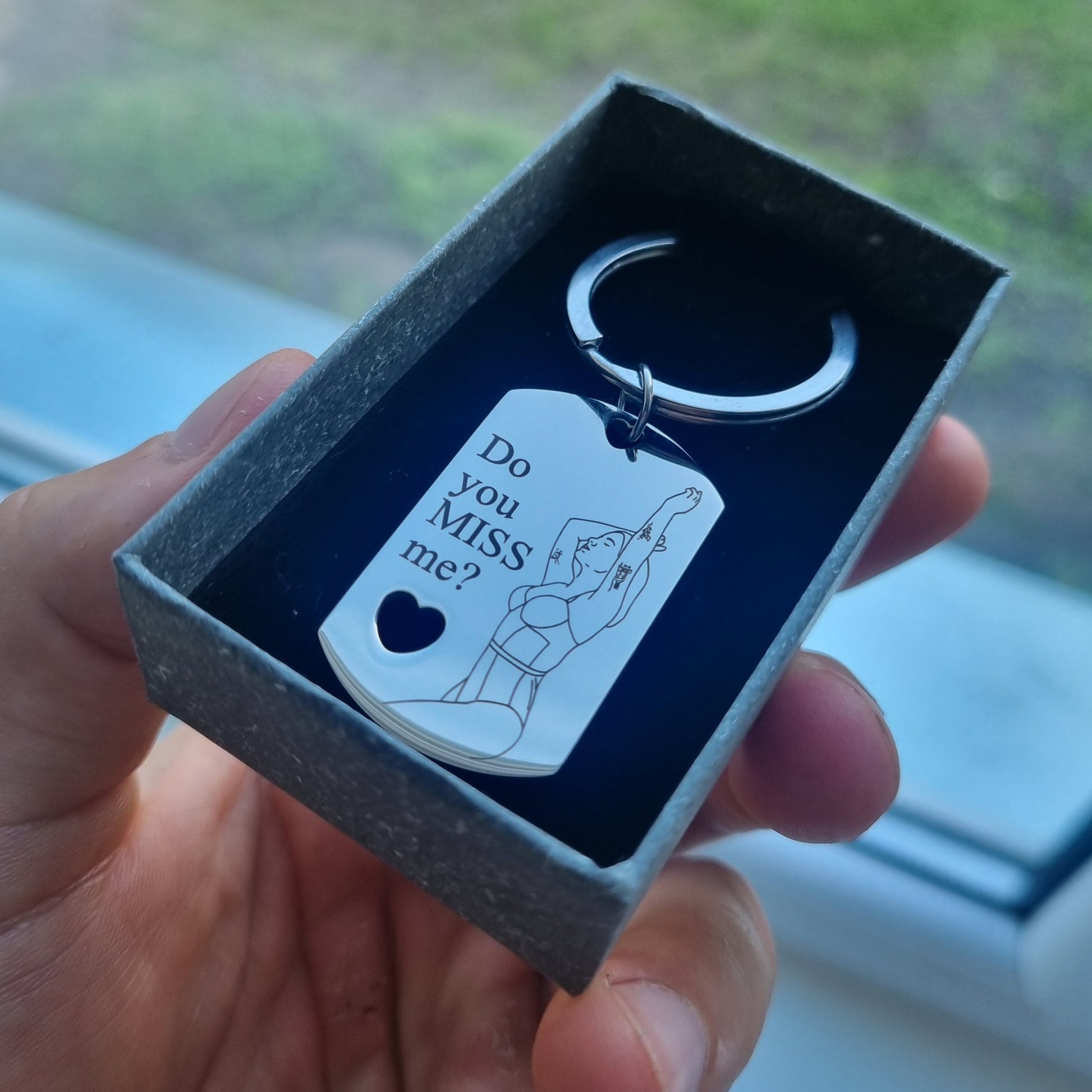 Atslēgu piekariņš ar personalizētu sievietes siluetu