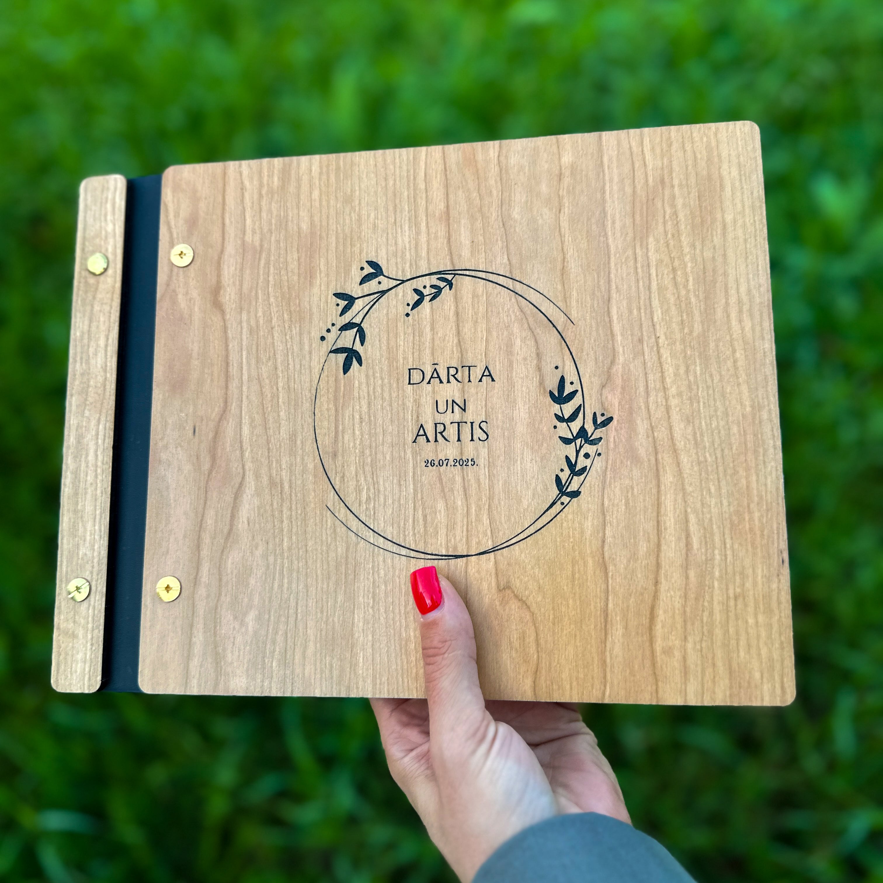 Personalizēta atsauksmju / viesu grāmata cietajos koka vākos. 