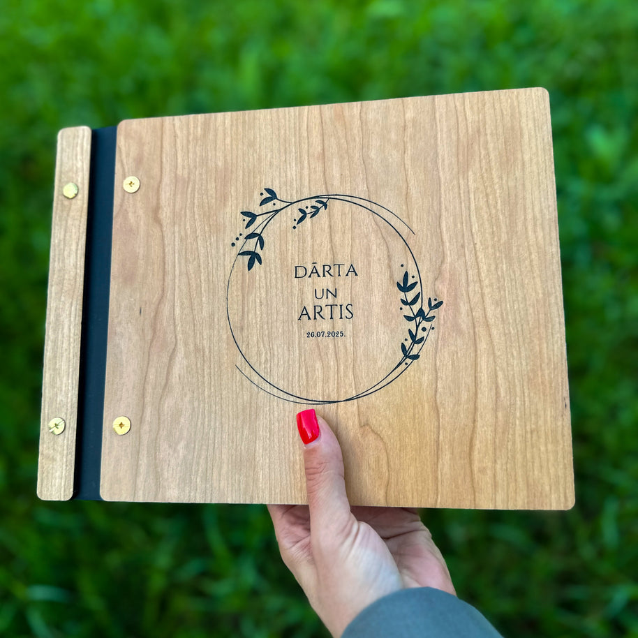 Personalizēta atsauksmju / viesu grāmata cietajos koka vākos. 