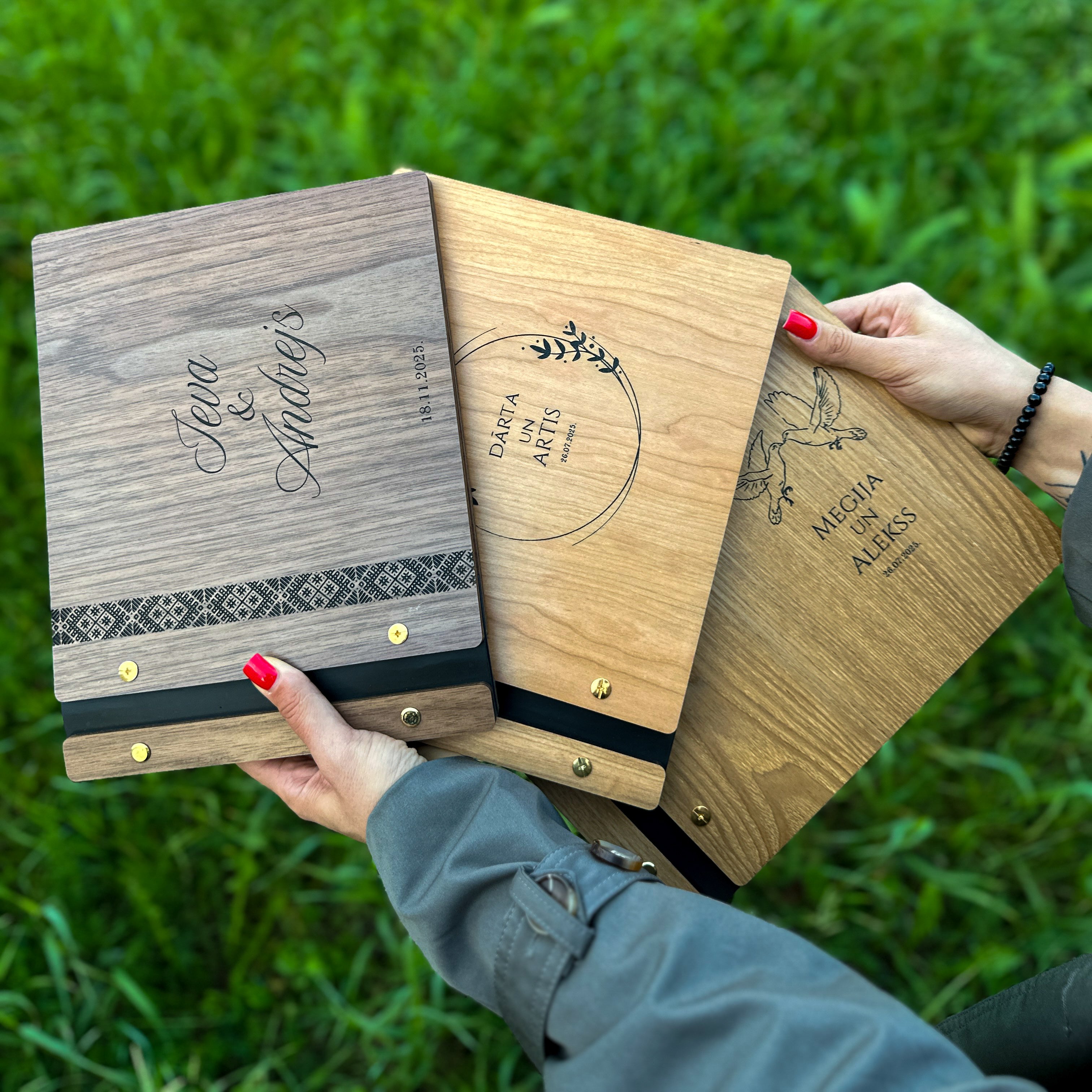 Kāzu viesu grāmatas cietajos koka vākos, personalizētas
