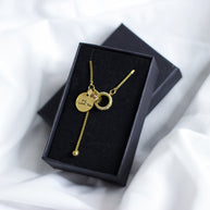 Kaklarota sievietēm AMOR zelta krāsā ar dāvanu kastīti un smaku zelta ķēdīti.